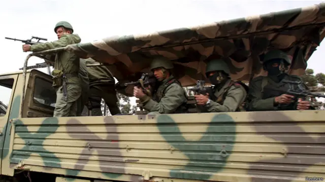 قالت مصادر أمنية تونسية إن الاشتباك اسفر ايضا عن اصابة 4 اشخاص بجروح