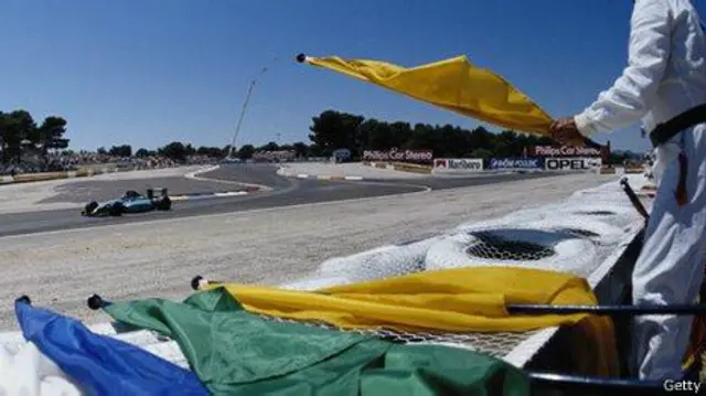 Bendera kuning digunakan pada ajang F1 untuk menginstruksikan para pembalap memelankan kendaraan dan tidak menyalip satu sama lain.