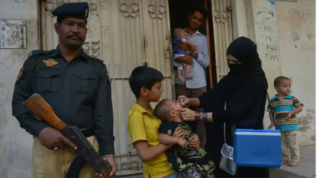 سنہ 2015 میں دنیا میں پولیو کے 74 کیسز کا پتہ چلا تھا اور اس برس اب تک پولیو کے دس کیسز سامنے آئے ہیں۔ ان تمام کا تعلق افغانستان اور پاکستان سے ہے