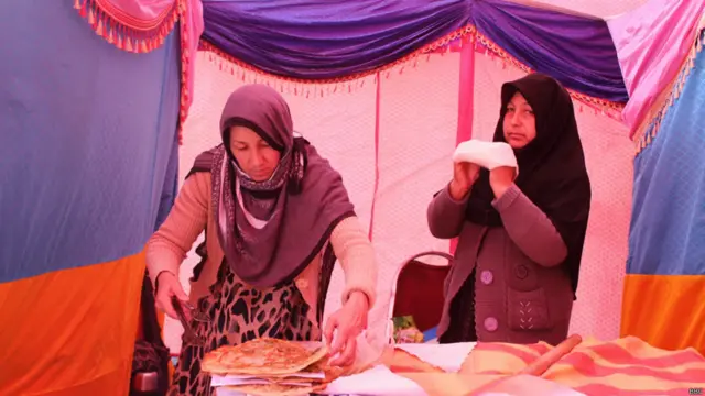 ځينو ښځو پکې افغان بولاني پخولو ته ملا تړلې وه، چې کابل کې یې ګڼ لارویان خوري. 