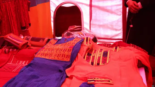 په نندارتون کې ځینې خامک او په ګوتو جوړ شوي ښځینه کالي هم نندارې ته وړاندې شوي وو.