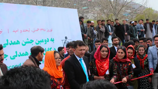 سیمه ییز هنرمندان هم دې خوښۍ ته ورغلي وو. 