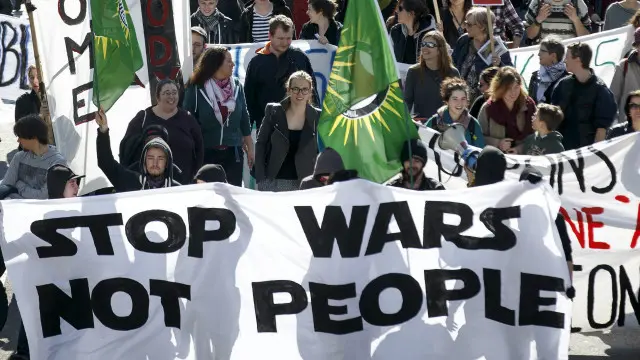 وصف المحتجون الاتفاق بين الاتحاد الأوروبي وتركيا بـ"المخالف للقوانين الدولية". 