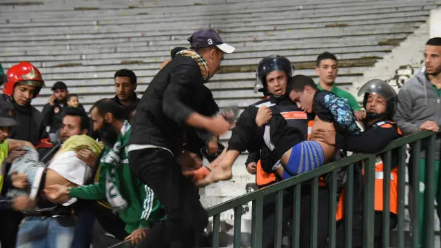 تدخلت قوات الأمن لتفريق الجانبين بعد سقوط قتلين واصابة 51 في المباراة التي اقيمت بملعب محمد الخامس 