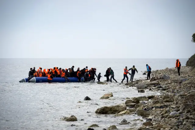 جزیرہ لیزبوز پر پہنچنے والی ایک کشتی میں دو شامی افراد مردہ پائے گئے تاہم یہ پتہ نہیں چل پایا ہے آخر ان کی موت کس وجہ سے ہوئی ہوگی