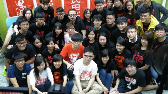 黄之锋（橘色上衣者）与学民思潮成员合照（BBC中文网图片20/3/2016）