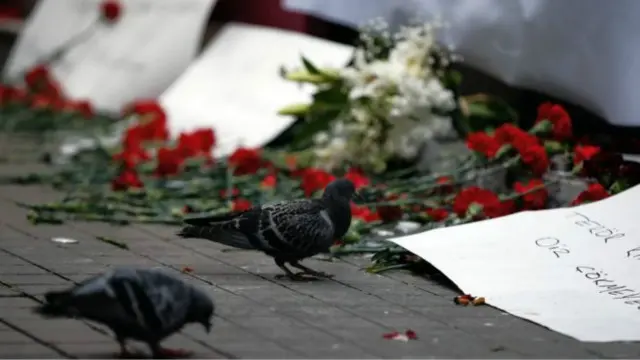  د شنبې د ورځې چاودنې ځاى کې خلکو د خواخوږۍ پيغامونه پرېښې دي.