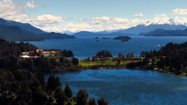 Vista panorámica del lago Nahuel Huapi en San Carlos de Bariloche, patagonia argentina. 