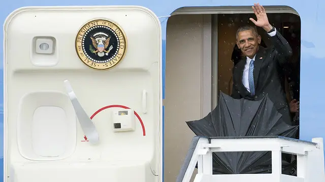 El presidente Obama saludando a su llegada a La Habana desde el Air Force One