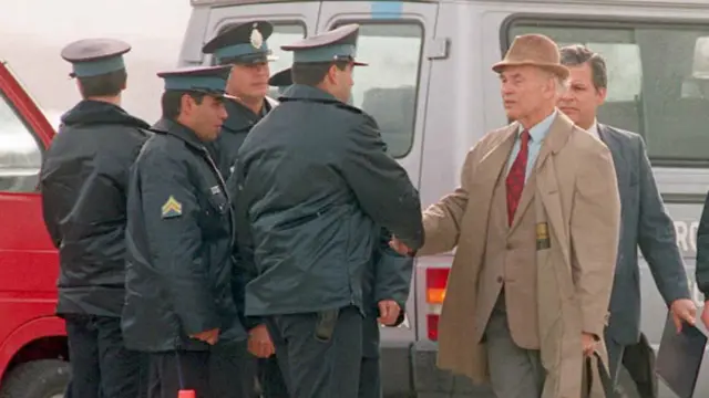 Erich Priebke, en el aeropuerto de Bariloche, cuando fue extraditado hacia Italia en 1995.