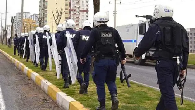 پولیس سنیچر کو استنبول میں ہونے والے بم دھماکے کے سلسلے میں بعض مشتبہ افراد کی تلاش میں ہے 