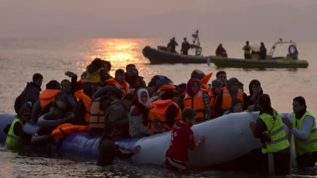 AB - Türkiye anlaşmasına rağmen göçmenler Yunan adalarına gitmeye devam ediyor.