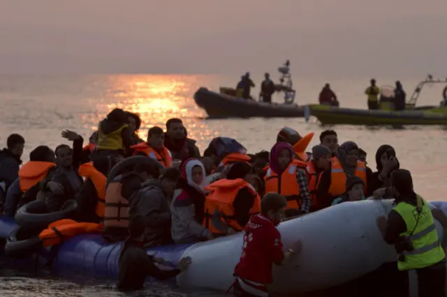 سنیچر اور اتوار کی درمیانی شب جس وقت معاہدہ نافذالعمل ہونا تھا تقریبا اسی وقت کشتیوں میں سفر کرتے ہوئے یونان کے جزیرے پر کم سے کم 875 پناہ گزین پہنچے ہیں