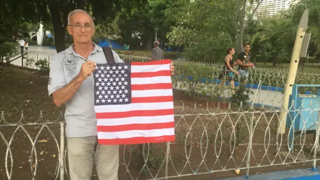 Juan Montes caminó por las calles de La Habana sosteniendo una bandera de EE.UU. este domingo