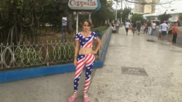 Una muchacha usa un atuendo de pies a cabeza con la bandera de EE.UU.