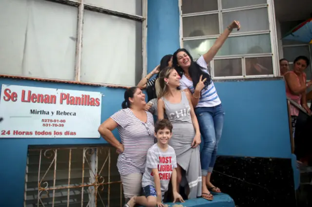 Algunos cubanos se congregaron frente a la embajada de EE.UU. en Cuba para recibir al presidente Barack Obama.