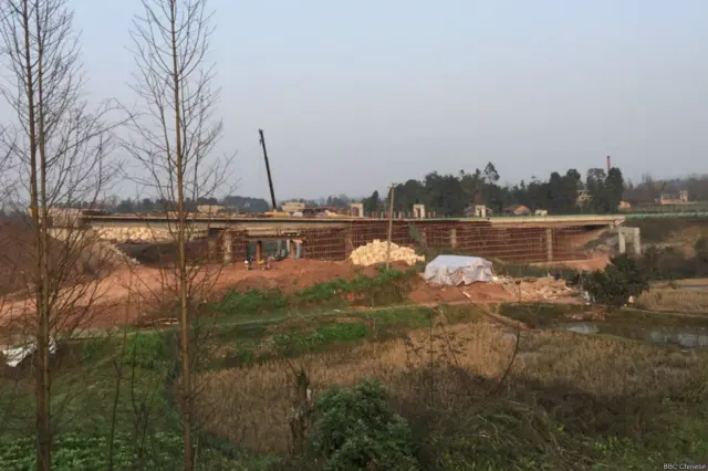 城市化漸漸吞噬農民的鄉野生態。在中國經濟下行的壓力下，有學者發問：「建那麼多的公路是不是必要？」