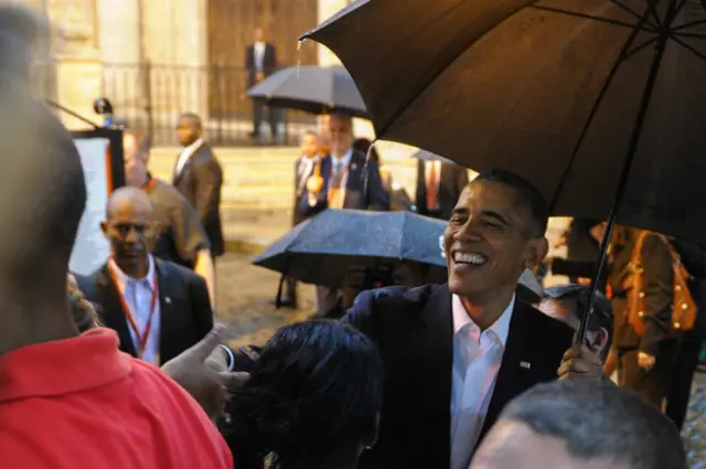 El presidente Obama estrecha manos con algunos ciudadanos cubanos apostados frente a la Catedral de La Habana