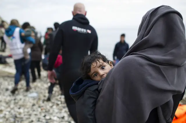 جنوری 2015 کے بعد سے دس لاکھ کے قریب پناہ گزین کشتیوں کے ذریعے ترکی سے یونان میں داخل ہوئے ہیں۔ صرف اسی سال 143000 افراد یونان پہنچے ہیں، جب کہ 460 راستے میں ہلاک ہو گئے