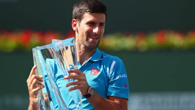 德约科维奇在印第安维尔斯赛上举起奖杯（20/3/2016）