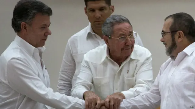 Juan Manuel Santos se da la mano con Timochenko.