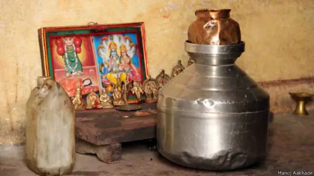 मंदिर में पानी का बर्तन