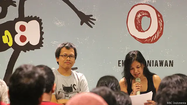 Wawancara berlangsung setelah acara peluncuran novelnya terbaru yang berjudul 'O', Sabtu (20/03) malam, di sebuah toko buku di pusat perbelanjaan di Jakarta. 