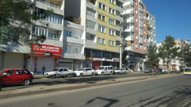 Diyarbakır'da sabah saatlerinde sokaklar, önceki yıllardaki Nevruz sabahlarına oranla daha az coşkuluydu.