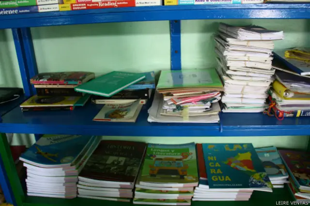 Los vecinos dan mantenimiento al centro que Semillas de Aprendizaje construyó en El Timal para frenar la deserción escolar.