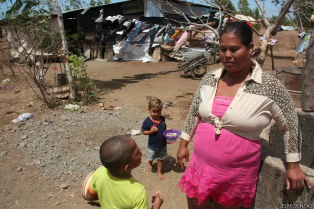 Desde que hicieron la nueva escuela en El Timal, Digna Castillo se siente tranquila cuando su hija (en la imagen) acude a clase.