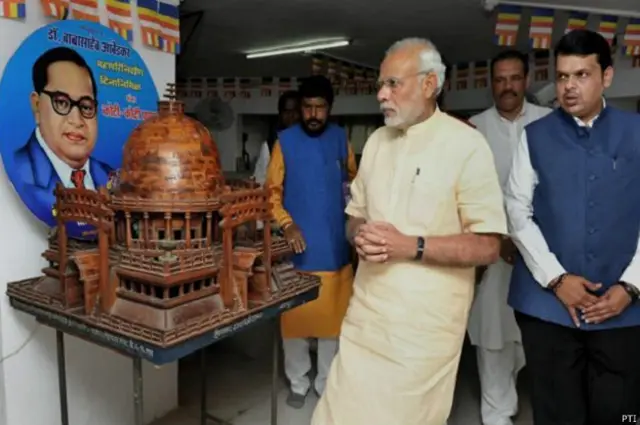 अंबेडकर मैमोरियल के मॉडल को देखते प्रधानमंत्री नरेंद्र मोदी. फ़ाइल फ़ोटो