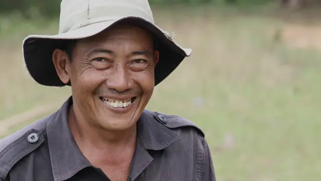 Deslizal mengasuh Bona, gajah kecil yang sebelumnya tersesat di perkebunan sawit.
