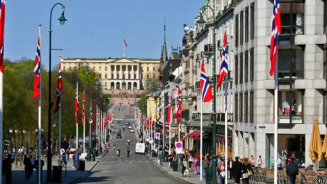卡尔·约翰斯大道两旁的旗帜迎风飘扬，一直通向挪威皇宫。（图片来源：Getty Images）