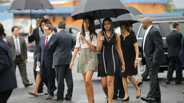 Hai cô con gái nhà Obama thăm Cuba cùng cha mẹ