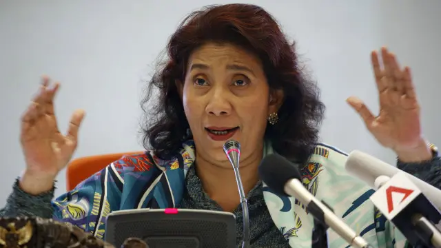 Menteri Kelautan dan Perikanan Susi Pudjiastuti diminta mengevaluasi moratorium izin kapal ikan eks-asing dan larangan pemindahan muatan di laut.