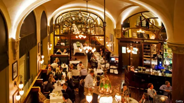 Theatercafeen以名人画像和美食著称。(图片来源：Izzet Keribar/ Getty Images)