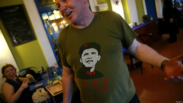 Du khách mặc áo thun có hình ông Obama như là nhà cách mạng Che Guevara