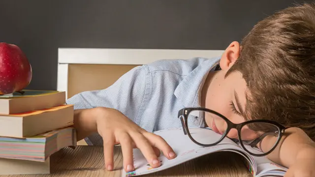 Сонный школьник