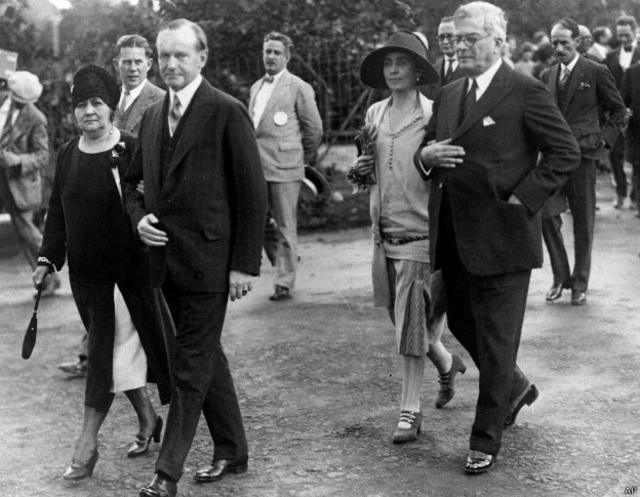John Calvin y su esposa GraceCoolidge (izquierda) caminaron junto al presidente cubano Gerardo Machado y su mujer Elvira Machado.
