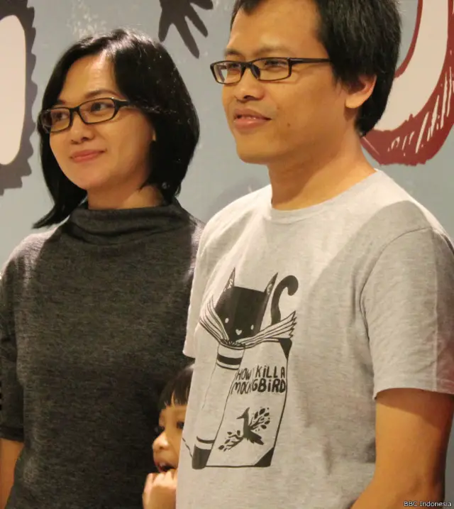 Eka Kurniawan bersama anak dan istrinya.