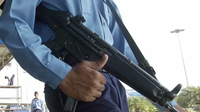 شہر میں ہزاروں پرائیویٹ سکیورٹی گارڈز موجود ہیں تاہم انھیں کم تنخواہیں دی جاتیں ہیں اور ان کی ٹرینگ کم ہوتی ہے