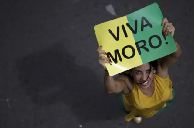 Em protestos a favor do impeachment, é comum ver faixas e cartazem em apoio à Lava Jato e ao juiz Sérgio Moro, da 13ª Vara de Curitiba