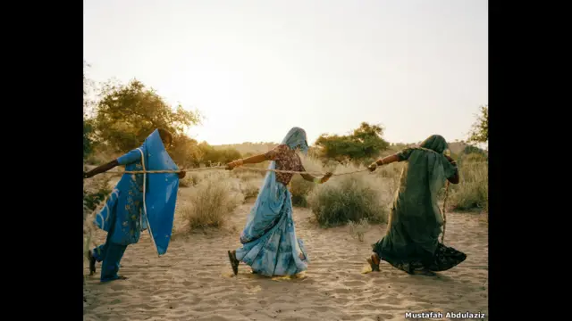 женщины набирают воду из колодца, Тарпакар, Пакистан, 2013 год.