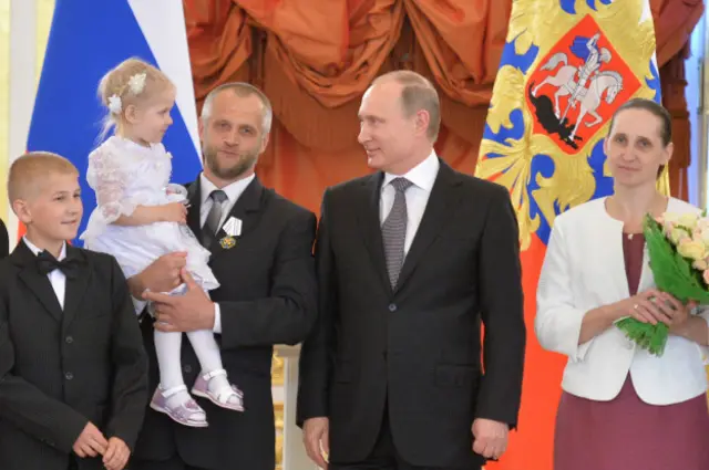 Президент России Владимир Путин не раз заявлял, что будет отстаивать "традиционные семейные ценности"