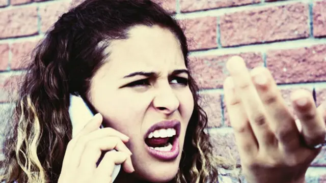 Женщина кричит по телефону