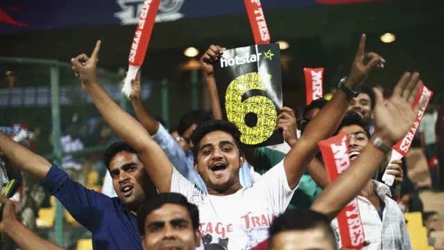 بنگلور میں بنگلہ دیش کی ٹیم کو سپورٹ کرنے کے لیے بڑی تعداد میں شائقین موجود ہیں۔