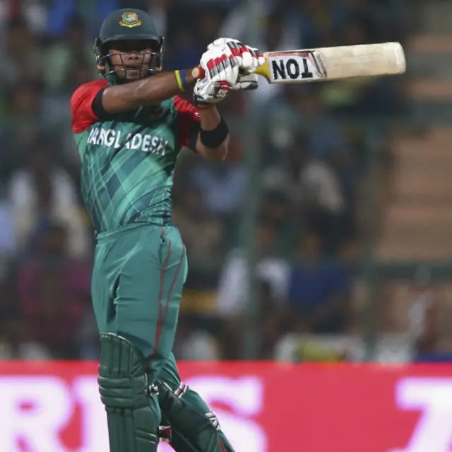 آج کے میچ میں بنگلہ دیش کے ان فارم بلے باز تمیم اقبال نہیں کھیل رہے۔ شبیر رحمان تیزی سے رنز بنانے کی کوشش میں دو چوکوں کی مدد سے صرف 12 رنز ہی بنا کر آؤٹ ہوگئے۔