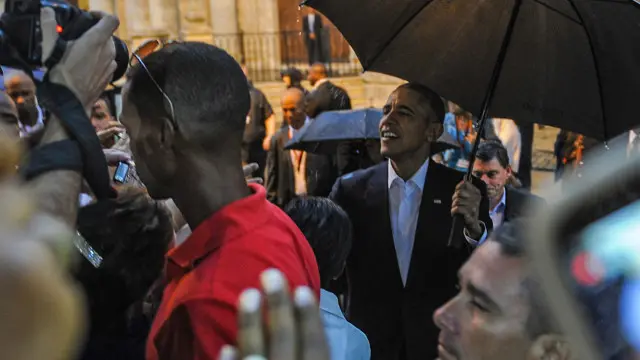 El presidente estadounidense y su familia caminan por el museo de la Ciudad de la Habana