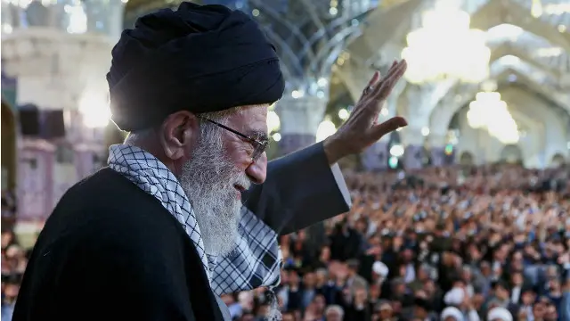 آیت‌الله خامنه‌ای در طول دوره رهبری‌اش نقش ویژه و برجسته‌ای را به مداحان عطا کرد. این نقش نه در سنت دینی شیعی سابقه دارد و نه در دوره رهبری آیت‌الله خمینی.