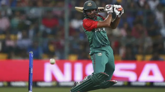 بنگلہ دیش کے بلے باز محمود اللہ نے اننگز کے آخری اوورز میں عمدہ بلے بازی کرتے ہوئے 29 گیندوں پر 49 رنز بنائے اور آؤٹ نہیں ہوئے۔ 